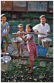 Im Zug nach Mandalay: Wasserverkufer