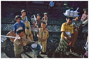Im Zug nach Mandalay: Hndler