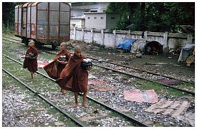 Im Zug nach Mandalay: Novizen auf den Gleisen