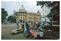 Yangon: Strae mit Kolonialbauten