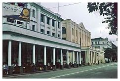 Yangon: Strae mit Kolonialbauten, Strand-Hotel