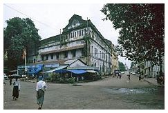 Yangon: Strae mit Kolonialbauten