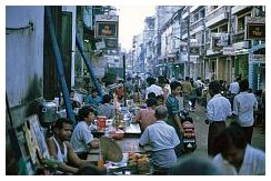 Yangon: Strae mit Markt