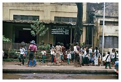 Yangon: Vor einer Schule