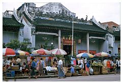 Yangon: Straenhndler vor einem Chinesischen Tempel