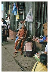 Yangon: Mnch vor einem Laden