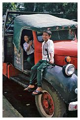 Yangon: Lastwagen mit 2 Jungen