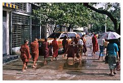 Yangon: Mnche sammeln