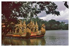 Yangon: Reich verziertes Boot auf dem Kandawgyi (Royal) Lake