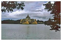 Yangon: Kandawgyi (Royal) Lake - Nachbau der kniglichen Barke Karaweik
