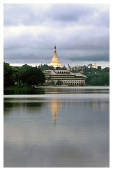 Yangon: Kandawgyi (Royal) Lake mit Shwedagon-Pagode