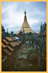 Yangon: Aufgang zur Shwedagon-Pagode