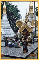 Yangon: Shwedagon Pagode - Betende