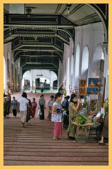 Yangon: Aufgang zur Shwedagon-Pagode