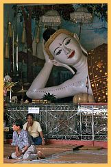 Yangon: Shwedagon Pagode - Liegender Buddha