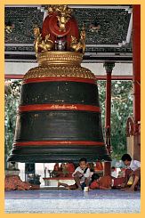 Yangon: Shwedagon Pagode - groe Glocke