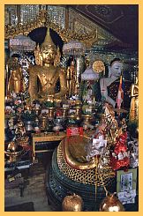 Yangon: Shwedagon Pagode - Buddhafiguren und Fuabdruck
