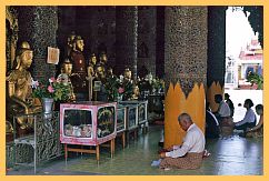 Yangon: Shwedagon Pagode - Betende, Sammelbehlter, Buddhafiguren