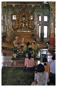 Yangon: Botataung-Pagode - Betende vor Buddhafigur