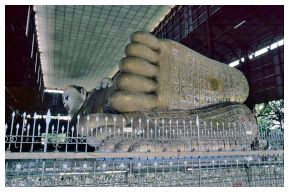 Yangon:  Kyauk Htat Kyi-Pagode - Fu des Liegenden Buddha