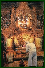 Mandalay: Maha Muni (Arakan) Pagode - mit Blattgold berklebter Buddha