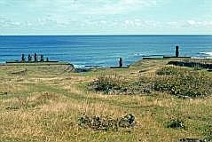 Ahu Tahai Komplex: links Ahu Vai Uri , in der Mitte Ahu Tahai, rechts Ahu Ko Te Riku