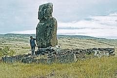 Anakena: Ahu Ature Huki - dieser einzeln stehenden Moai wurde im Jahre 1956 von Thor Heyerdahl und seinem Team der Kon-Tiki Norwegisch Archologischen Expedition wieder aufgerichtet.
