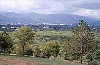 Blick auf Islamabad: Die erst in den 1960er Jahren gegrndete Stadt hat heute 900.000 Einwohner. Als geplante Stadt wurde sie an einer klimatisch uerst vorteilhaften Stelle am Rande des Pothohar-Plateaus auf einem schachbrettartigen Grundriss angelegt.