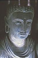 Taxila - Museum: Gandhara ist bekannt fr den ausgeprgten Gandhara-Stil in der buddhistischen Kunst, einer Nachwirkung des graeco-buddhistischen Synkretismus, der indische und hellenistische Einflsse, sowie jene der Perserreiche in den Jahrhunderten nach Alexander des Groen Eroberungen in Zentralasien um 330 v. Chr. miteinander verschmolz. In Gandhara wurden im 1. Jahrhundert n.Chr. von den Kuschanen die ersten Darstellungen des Buddha in menschlicher Gestalt auf Mnzen und als Statuen angefertigt - zuvor waren ausschlielich symbolische Darstellungen (z.B. Stupa, Dharmachakra und Bodhi-Baum) blich gewesen. Diese Skulpturen wurden zu Vorbildern aller spteren Darstellungen des Buddha. (wikipedia)
