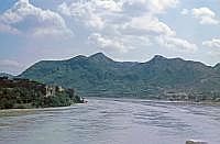 Der Indus bei Taxila: Der Indus ist mit 3.180 km der lngste Fluss auf dem indischen Subkontinent und wichtigster Strom Pakistans.
