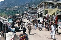 Der Ort Bahrain am Ufer des Swat