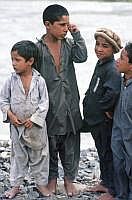 Chilas: Kinder am Ufer des Indus