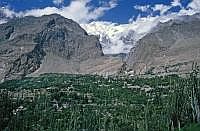 Hunzatal: Karimabad, im Hintergrund der 7788 m hohe Rakaposhi