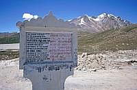 Fahrt zur chinesischen Grenze: Erinnerungstafel zur Erffnung des KKH ber den Khunjerab-Pass am 27.8.1982
