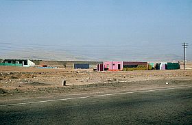 Panamericana durch die Kstenwste, farbenfrohe Siedlung