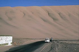 Unser Kfer vor der Dne bei Huacachina