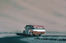Bus vor der Düne bei Huacachina