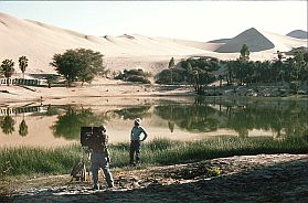 Oase Huacachina: Fotograf mit alter Kamera