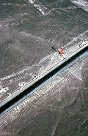 Nazca: Beobachtungsturm an der Panamericana mit Scharrbildern 'Baum' und 'Hände'