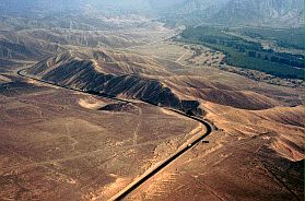 Nazca: Landschaft mit Panamericana