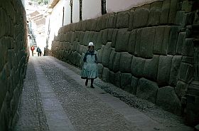 Cuzco: Gasse mit Inkamauern und Indiofrau