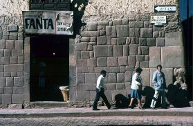 Cuzco: Haussockel aus Inkamauer