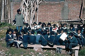 Cuzco: Schulkinder in einer 'Freiluftschulklasse
