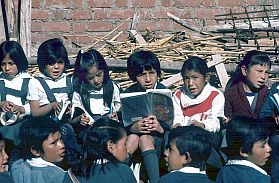 Cuzco: Schulkinder in einer 'Freiluftschulklasse