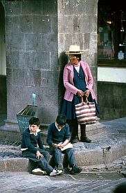 Cuzco: Indiofrau und zwei Jungen