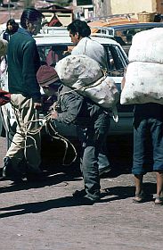 Cuzco: Kinder verdingen sich als Lastentrger