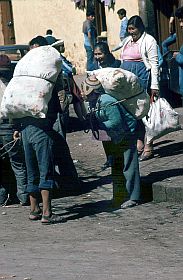 Cuzco: Kinder verdingen sich als Lastentrger