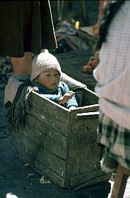 Cuzco: Kind in der Kiste auf dem Markt