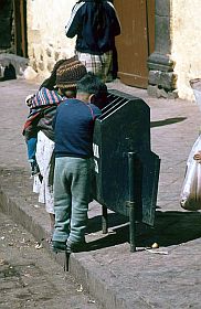 Cuzco: Kinder suchen im Mlleimer nach Essbarem