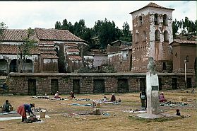 Marktplatz und Kirche in Chinchero